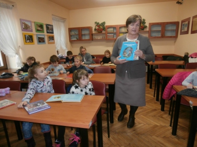 Dzieci z SP Certvantes w bibliotece - zdjęcie2