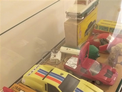 Zabawki z PRL-u - wystawa w holu Biblioteki - zdjęcie1