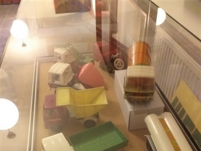 Zabawki z PRL-u - wystawa w holu Biblioteki - zdjęcie6