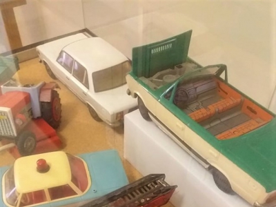 Zabawki z PRL-u - wystawa w holu Biblioteki - zdjęcie2